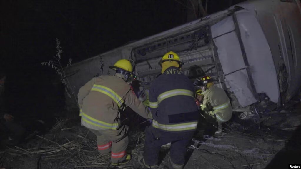 Personal de emergencias laboran en el sitio donde un autobús se despeñó por un barranco en Compostela, estado de Nayarit, en México. Foto distribuida por la Secretaría de Seguridad y Protección Ciudadana de Nayarit el 30 de abril de 2023.