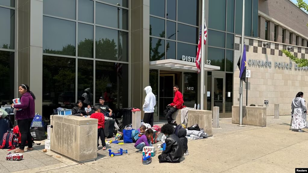 Inigrantes, sin un lugar donde quedarse al llegar a la ciudad, buscan refugio seguro en la estación del Distrito 12 del Departamento de Policía Local en Chicago, EEUU, el 17 de mayo de 2023.