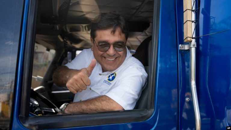 Carlos Pineda, candidato presidencial del partido Prosperidad Ciudadana, levanta el pulgar durante un mitin de campaña en la Ciudad de Guatemala, el domingo 14 de mayo de 2023. Guatemala celebrará elecciones generales el domingo 25 de junio.