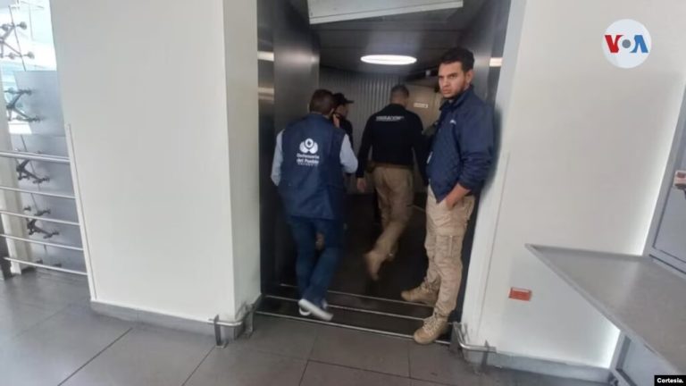 Personal de la Defensoría del Pueblo de Colombia espera la llegada de 209 migrantes colombianos en vuelo humanitario procedentes de Estados Unidos, el 10 de mayo de 2023. [Foto: Cortesía Defensoría del Pueblo]