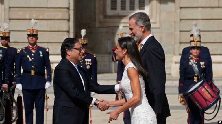 El presidente de Colombia, Gustavo Petro, es recibido por el rey de España, Felipe VI, y su esposa, la reina Letizia, en el Palacio Real de Madrid el 3 de mayo de 2023.