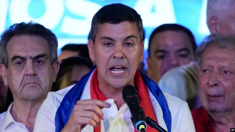 Santiago Peña, candidato presidencial del gobernante Partido Colorado, habla después del cierre de la votación durante las elecciones generales en Asunción, Paraguay, el domingo 30 de abril de 2023. (AP Photo/Jorge Saenz)