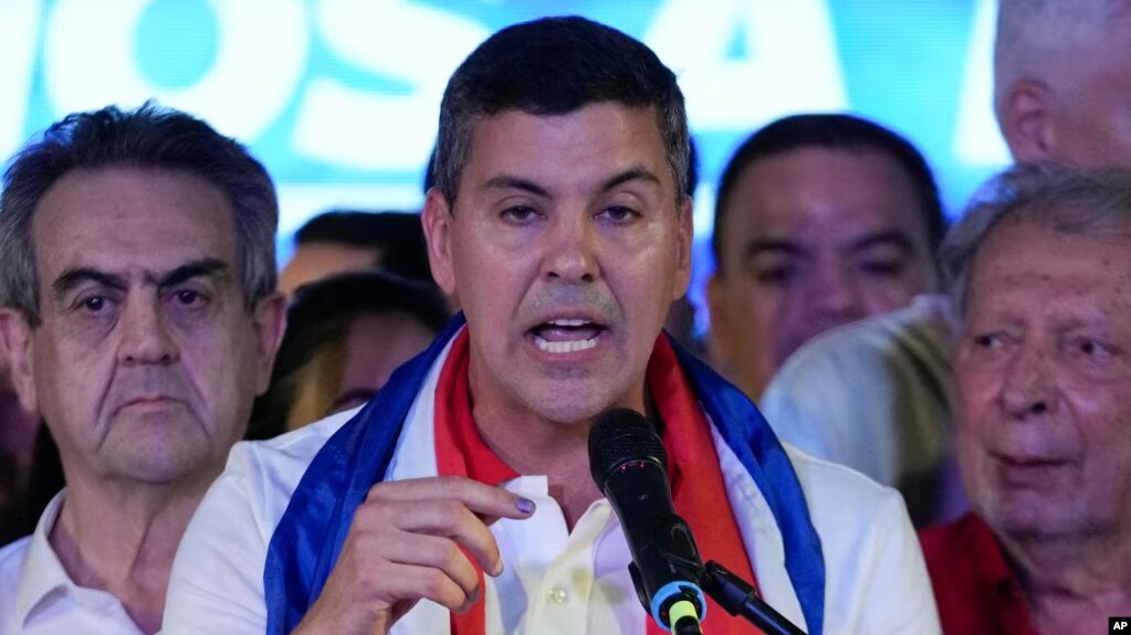 Santiago Peña, candidato presidencial del gobernante Partido Colorado, habla después del cierre de la votación durante las elecciones generales en Asunción, Paraguay, el domingo 30 de abril de 2023. (AP Photo/Jorge Saenz)