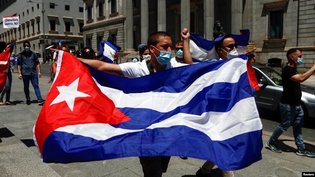 ARCHIVO: Un hombre enarbola una bandera cubana en una manifestación convocada por el grupo disidente Prisioners Defenders en apoyo a las protestas contra el gobierno cubano, en Madrid, España el 12 de julio de 2021.
