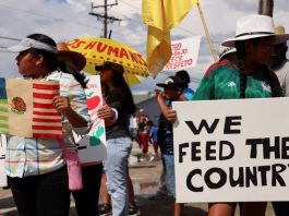 Inmigrantes y otras organizaciones protestan contra las leyes del gobernador Ron DeSantis en Immokalee, Florida, el 1 de junio de 2023.