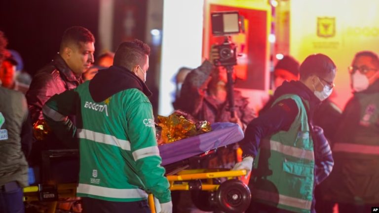 Los paramédicos llevan a una ambulancia a uno de los cuatro hermanos indígenas que estaban desaparecidos después de un accidente aéreo, en la base aérea militar de Bogotá, Colombia, el sábado 10 de junio de 2023. (Foto AP/John Vizcaíno)
