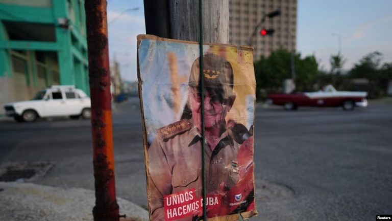 ARCHIVO - Una imagen del expresidente cubano Raúl Castro cuelga en una calle de La Habana, Cuba, el 9 de mayo de 2023.