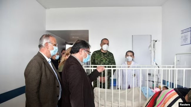 El presidente de Colombia, Gustavo Petro, saluda a uno de los niños sobrevivientes de un avión Cessna 206 que se estrelló en la espesa selva y está hospitalizado en el hospital militar central, en Bogotá, el 10 de junio de 2023.