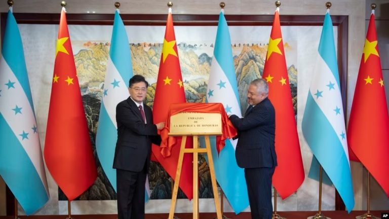 En esta foto de la Agencia de Noticias Xinhua, el Canciller de China, Qin Gang, a la izquierda, y su homólogo hondureño, Enrique Reina, revelan la placa de la Embajada de Honduras durante la inauguración de la misión en Beijing, el 11 de junio de 2023.