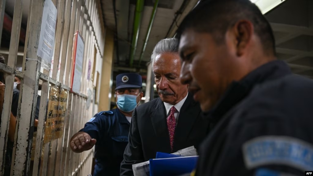 El periodista guatemalteco José Rubén Zamora, director del diario elPeriódico, llega para escuchar el fallo de la corte guatemalteca en un caso en su contra, el 14 de junio de 2023.