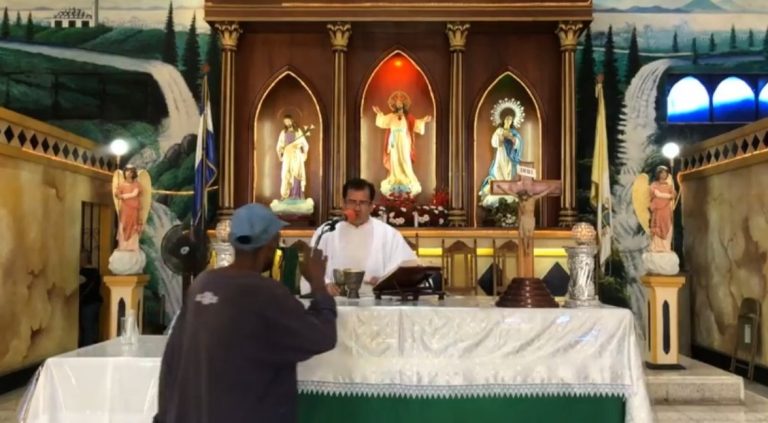 desconocido entra a la Iglesia catolica de Monseñor Lezcano en Managua para boicotear la misa