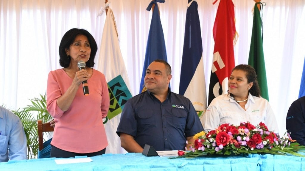 María Lesbia Treminio Chavarría, ex alcaldesa de Ciudad Darío, junto a funcionarios de MARENA. Foto: Cortesía