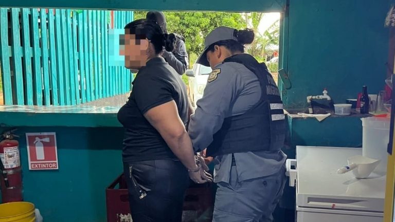 Mujer nicaragüense que se dedicaba al tráfico de personas, es capturada por la Policía de Costa Rica. Foto: Cortesía.