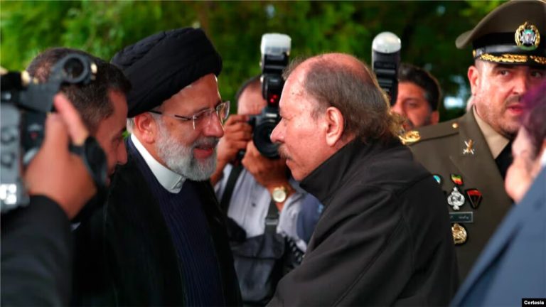 El presidente Daniel Ortega recibió con honores al mandatario de la República Islámica de Irán, Ebrahim Raisi, quien llegó al país este martes 13 de junio. Foto: Presidencia Nicaragua