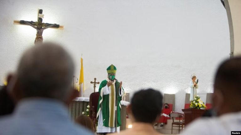 FOTO DE ARCHIVO: El cardenal católico romano Leopoldo Brenes dirige una misa para los feligreses en la Catedral Metropolitana de Managua, Nicaragua, el 21 de agosto de 2022. REUTERS/Maynor Valenzuela/Foto de archivo Colegios de la Iglesia Nuevos diáconos