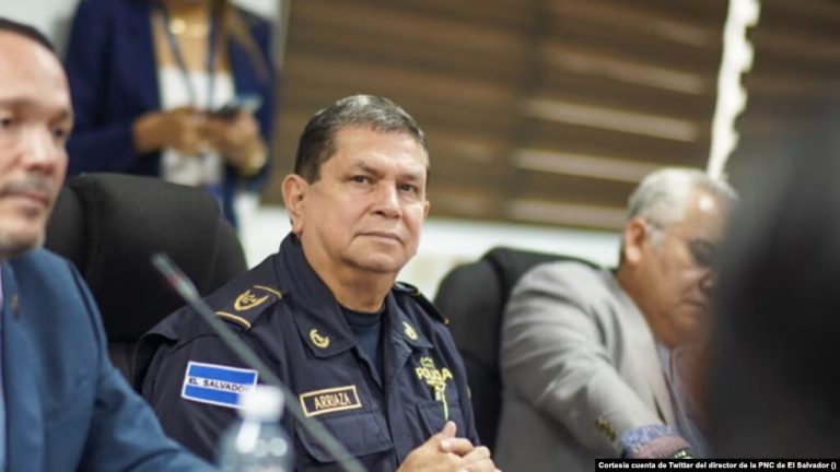 Mauricio Arriaza Chicas, director de la Policía de El Salvador amenaza a periodistas.