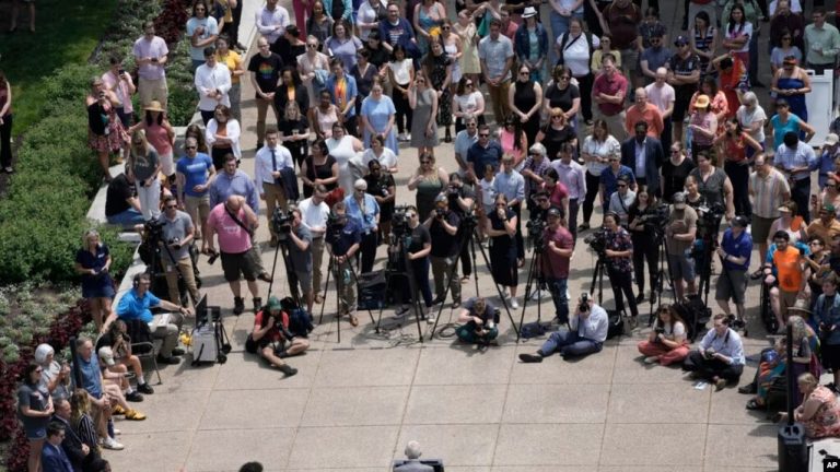 El gobernador de Wisconsin, Tony Evers, habla en la quinta delebración del Mes del Orgullo LGBT en el Capitolio estatal en Madison, el 1 de junio de 2023.