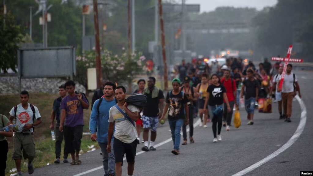 Migrantes, detenidos durante meses en el sur de México, continúan su viaje en una caravana que se dirige a la Ciudad de México para acelerar sus solicitudes de asilo en Estados Unidos, en Huixtla, en el estado de Chiapas, México, 26 de abril de 2023.