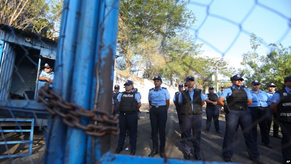Miembros de la Policía Nacional custodian el centro de detención conocido como "El Chipote", lugar donde fueron recluidos muchos de los arrestados tras manifestantes antigubernamentales de 2018; en Managua, Nicaragua, el 25 de abril de 2018.
