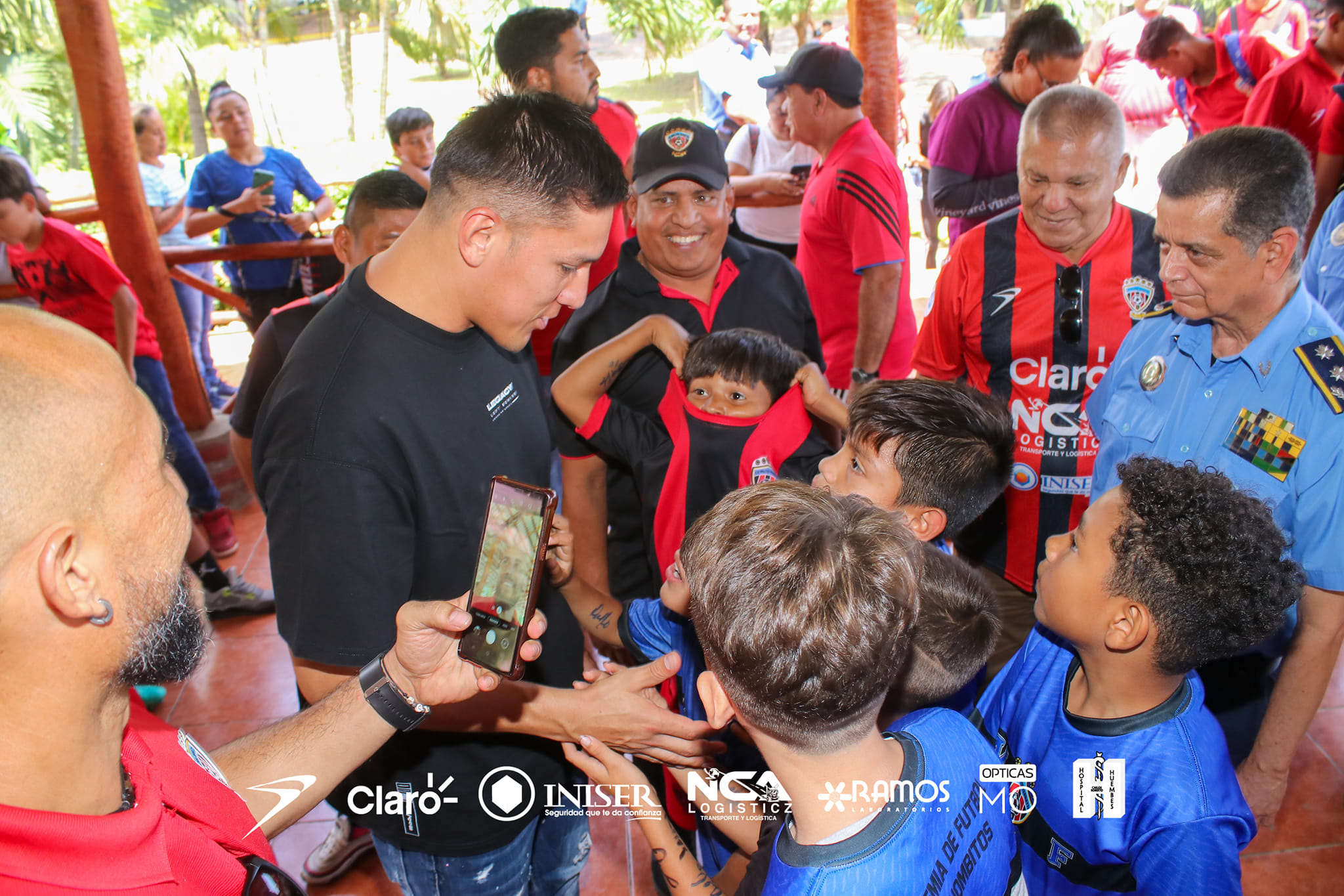 Óscar Duarte visita al Walter Ferreti FC propiedad de la Policía Sandinista
