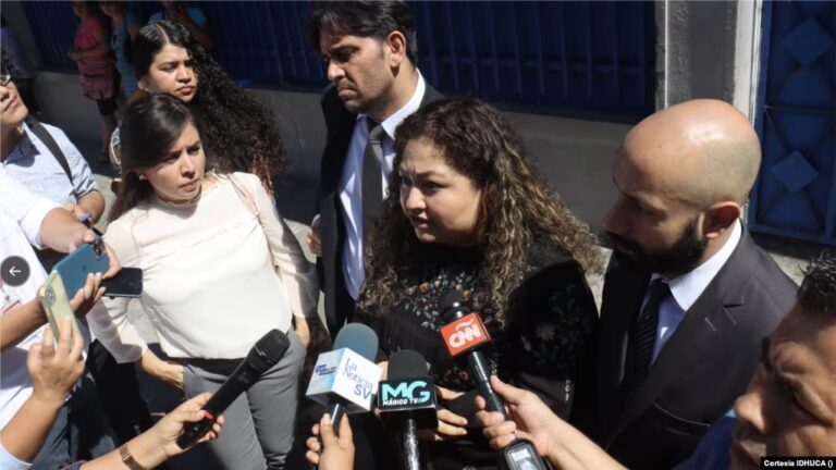 periodista salvadoreño que narró torturas a presos, permanecerá bajo libertad condicional Foto VOA