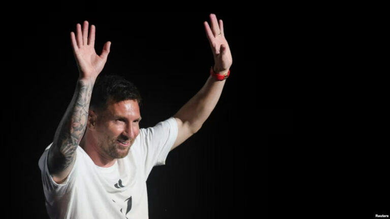 Leo Messi durante el evento de presentación ante los aficionados del Inter Miami como nuevo jugador del equipo rosinegro el domingo 16 de julio de 2023.