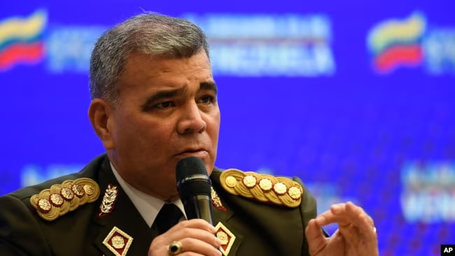 El general en jefe Vladimir Padrino López da una conferencia de prensa en el Palacio Presidencial de Miraflores, en Caracas, el 11 de enero de 2021.