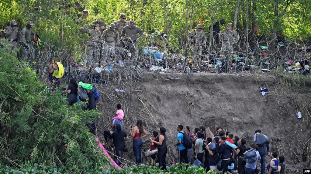Los migrantes que cruzaron el río Bravo son detenidos por miembros de la Guardia Nacional de EEUU. Matamoros, estado de Tamaulipas, México , el 10 de mayo de 2023.