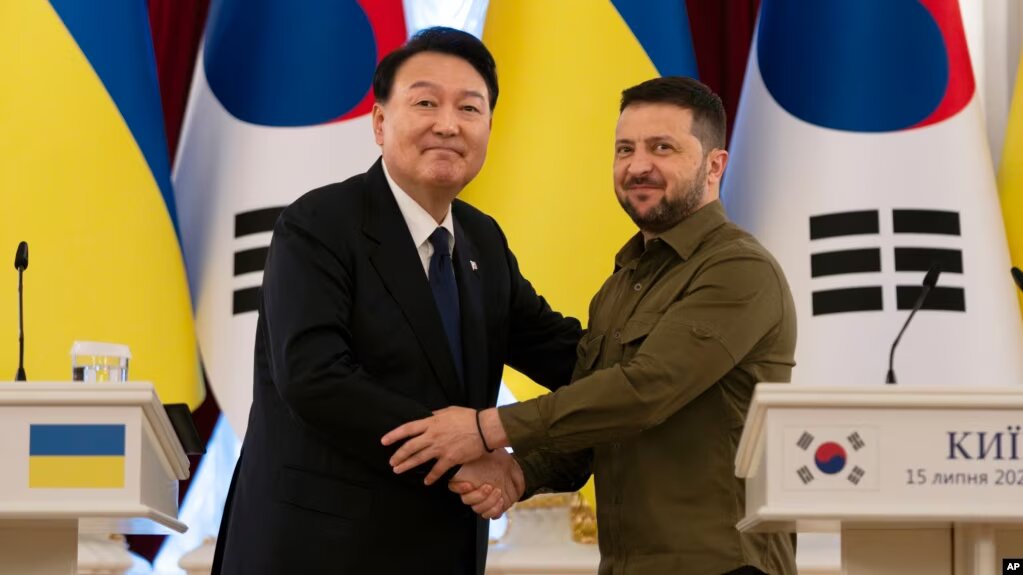 El presidente de Corea del Sur, Yoon Suk Yeol, a la izquierda, y el presidente de Ucrania, Volodymyr Zelenskyy, posan para fotos después de pronunciar declaraciones, el sábado 15 de julio de 2023, en Kiev, Ucrania. (Foto AP/Jae C. Hong)