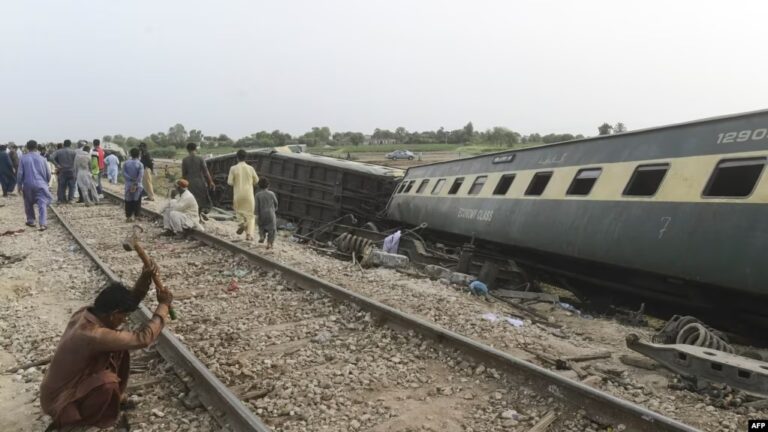 30 muertos y mas de 90 heridos en accidente ferrovial en Pakistán Foto VOA