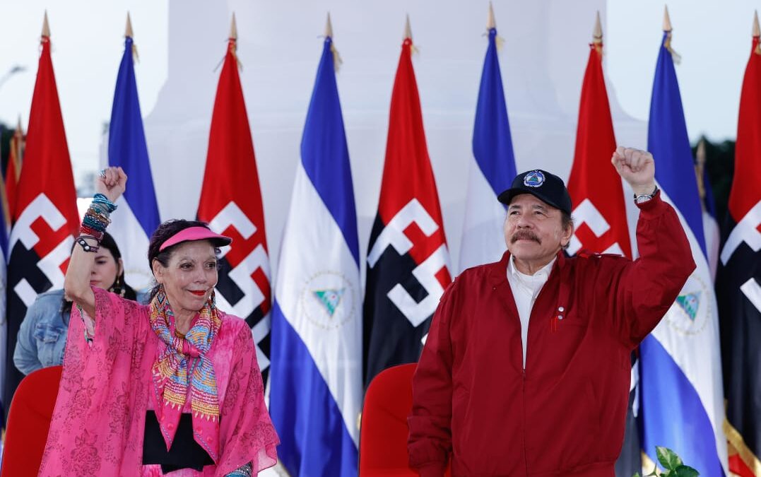 Dictadores reciben banderas de Nicaragua y FSLN