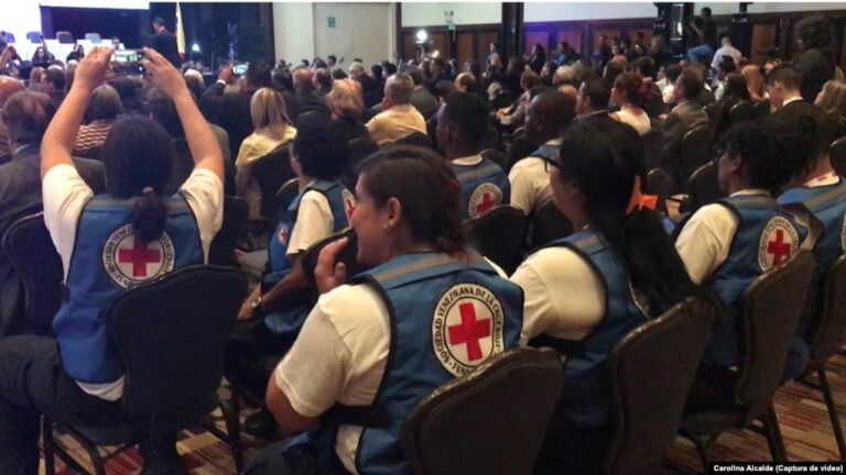 Miembros de Sociedad Venezolana de la Cruz Roja durante la celebración de su 125 aniversario. Captura de pantalla. Carolina AlcaldeVOA