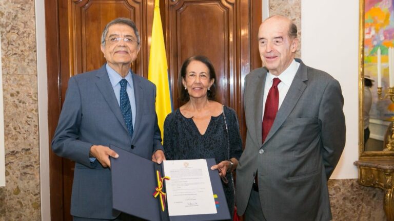 Sergio Ramírez recibe nacionalidad colombiana. Foto: Cancillería de Colombia.