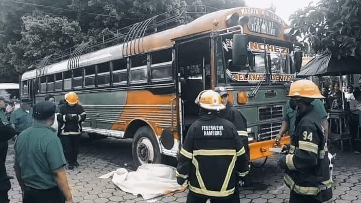 autobús arrolla a un anciano y pasa sobre su humanidad Foto Redes sociales