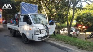 Camión termina chocando contra un árbol en la carretera panamericana de Estelí. Foto: NA.
