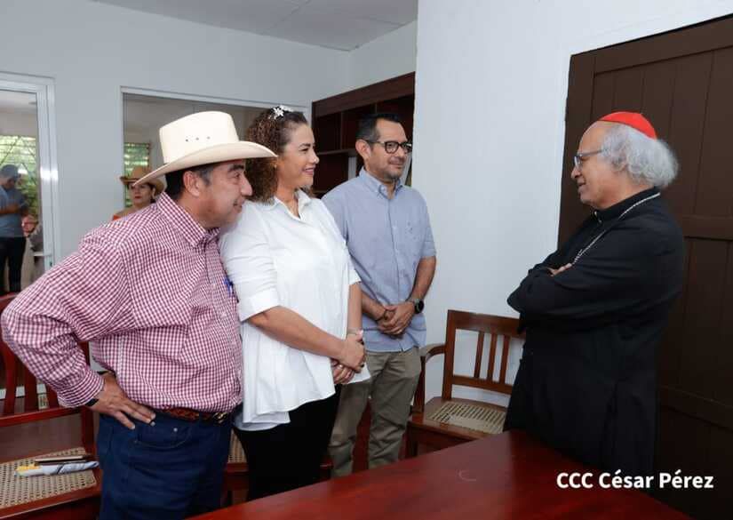 funcionarios sandinistas Reyna Rueda y Enrique Armas con el Cardenal Leopoldo Brenes foto tomada de medio vocero de la dictadura