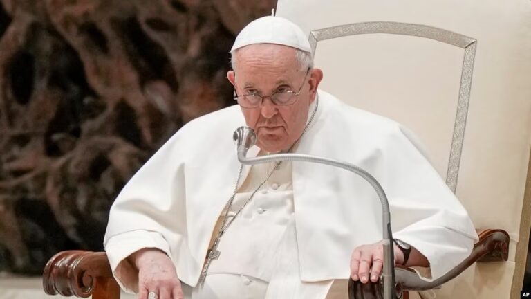 papa francisco redes sociales Foto VOA sacerdotes