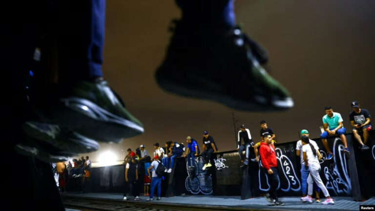 Migrantes se reúnen cerca de la frontera para solicitar asilo en Estados Unidos luego de que se difundieran rumores de que les permitiría ingresar desde Ciudad Juárez, México, el 7 de agosto de 2023.