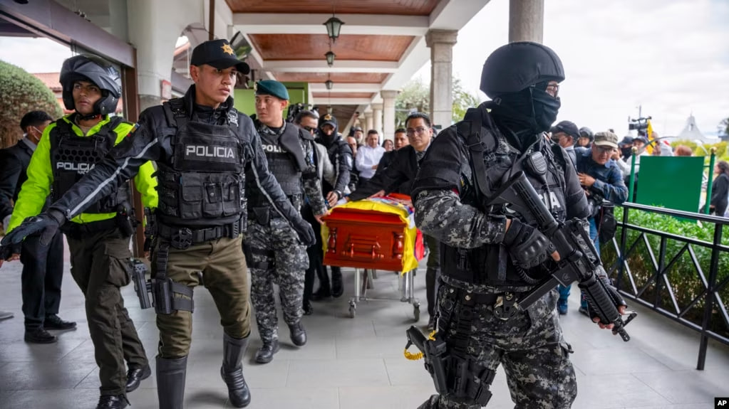 La policía escolta el ataúd del candidato presidencial asesinado Fernando Villavicencio a su llegada al cementerio Camposanto Monteolivo para su entierro en Quito, Ecuador, el viernes 11 de agosto de 2023.