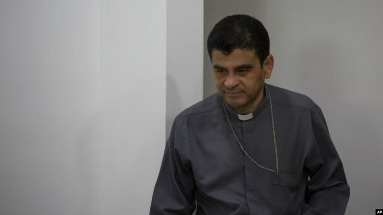 Rolando Álvarez, obispo de Matagalpa, llega para una conferencia de prensa en Managua, Nicaragua, el jueves 3 de mayo de 2018. (Foto AP/Moisés Castillo)