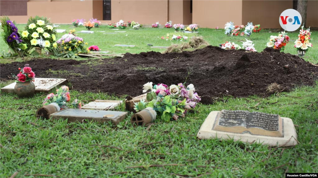 Algunas funerarias en Managua otorgan lotes para sepultar a sus difuntos en cuotas para amortiguar los costos. Foto: Archivo, Houston Castillo, VOA