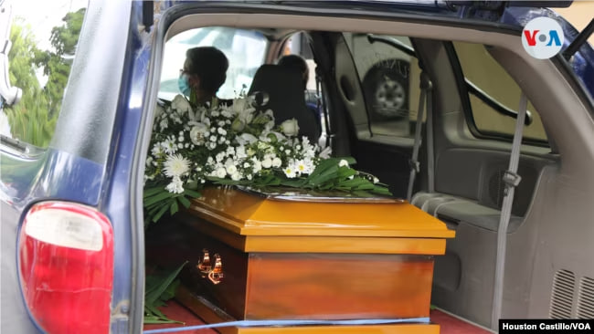 Algunas funerarias ofrecen los servicios completos en caso de un deceso. Foto: Archivo, Houston Castillo, VOA
