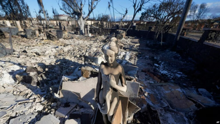 Una estatua quemada entre los escombros de una casa, el 12 de agosto de 2023, en Lahaina, Hawái.