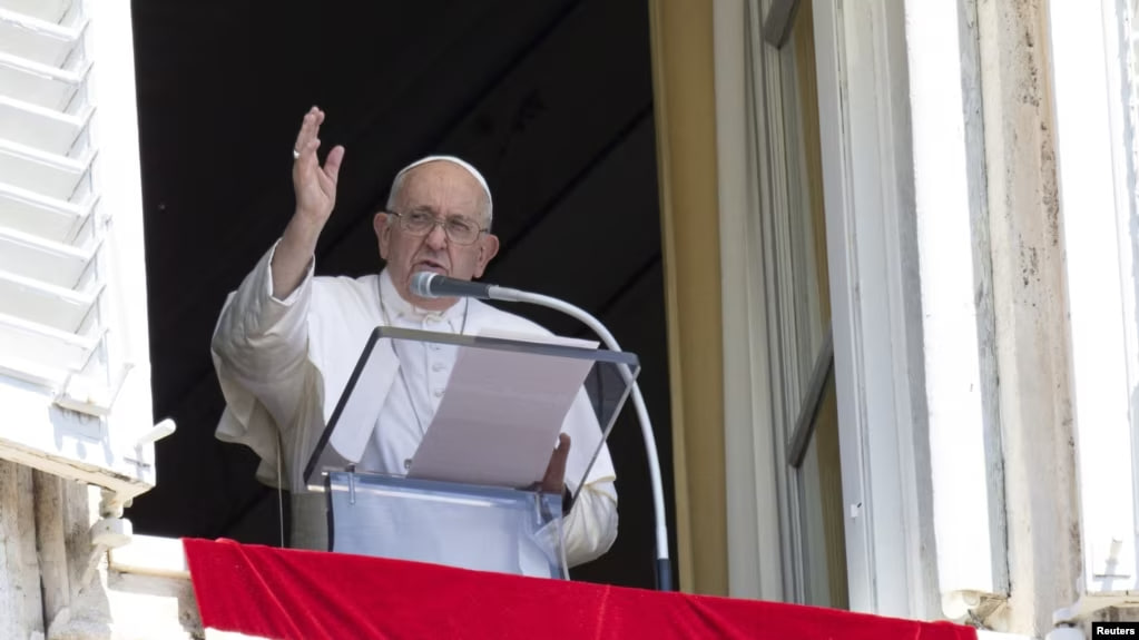 El Papa Francisco dirige la oración del Ángelus desde su ventana en el Vaticano, el 13 de agosto de 2023.