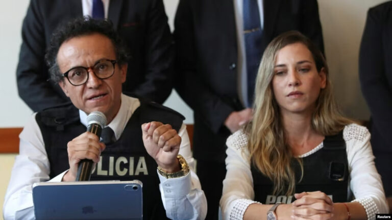 Christian Zurita, vestido con un chaleco de policía, en una conferencia de prensa, luego de que el partido político del asesinado candidato presidencial ecuatoriano Fernando Villavicencio lo eligiera como reemplazo, en Quito, Ecuador, el 13 de agosto de 2023.