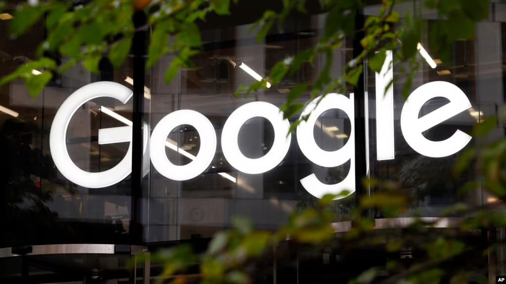ARCHIVO - El logotipo de Google se muestra en sus oficinas de Londres.