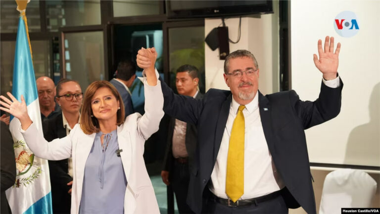 El presidente electo de Guatemala, Bernardo Arévalo en su primera conferencia de prensa. [Foto: Houston Castillo, VOA]