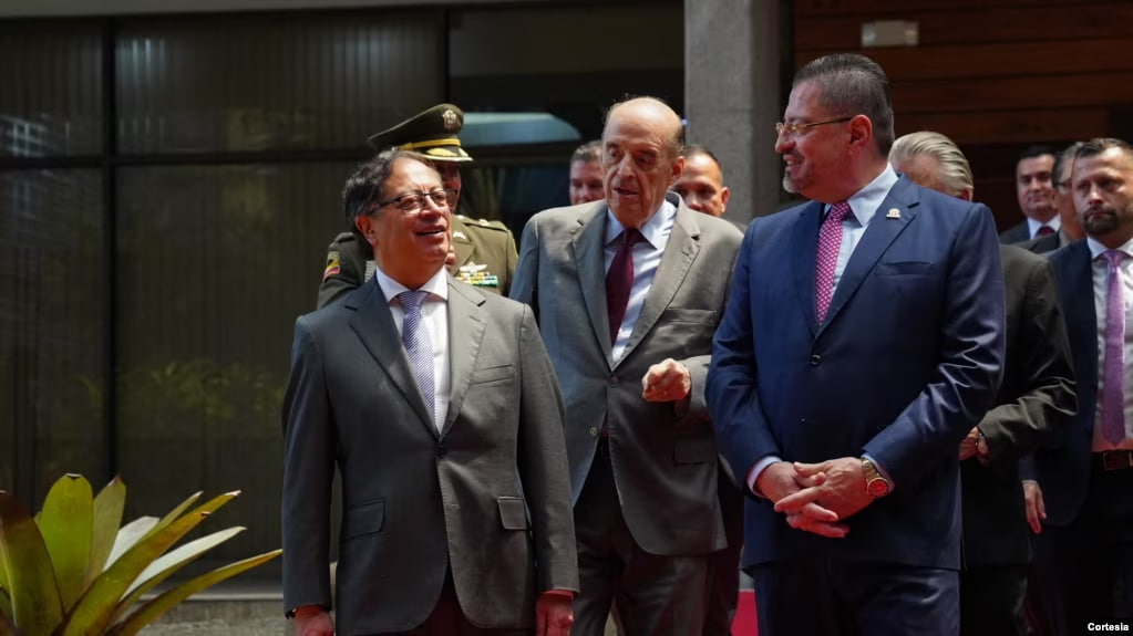 El presidente Gustavo Petro, junto a su canciller, Álvaro Leiva, es recibido en Costa Rica por el mandatario Rodrigo Chávez el 28 de agosto. [Foto: Cortesía de Presidencia]