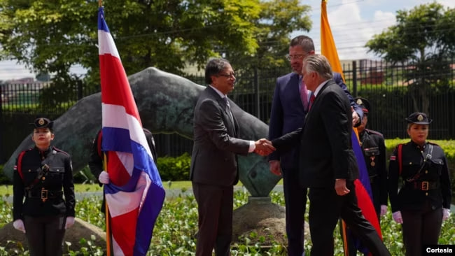 El presidente de Colombia Gustavo Petro, saluda al canciller de Costa Rica Arnoldo André Tinoco el 28 de agosto. [Foto: Cortesía de Presidencia]