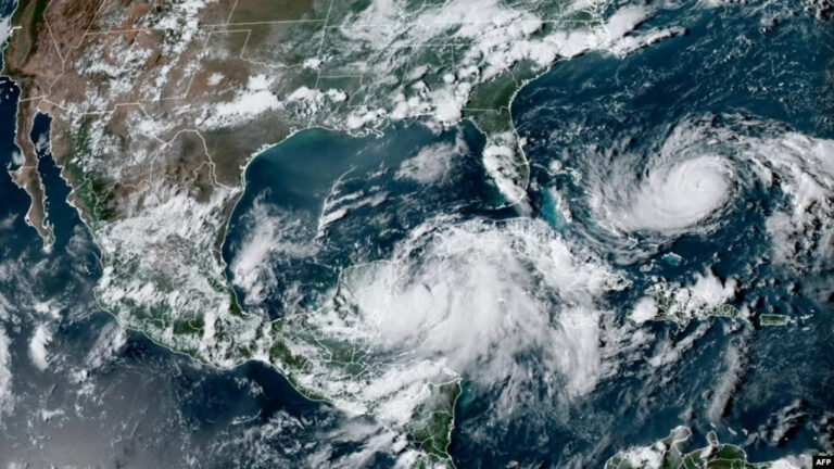 Imagen satelital del Centro Nacional de Huracanes de EEUU muestra a la tormenta tropical Idalia avanando por el Caribe el 27 de agosto de 2023.